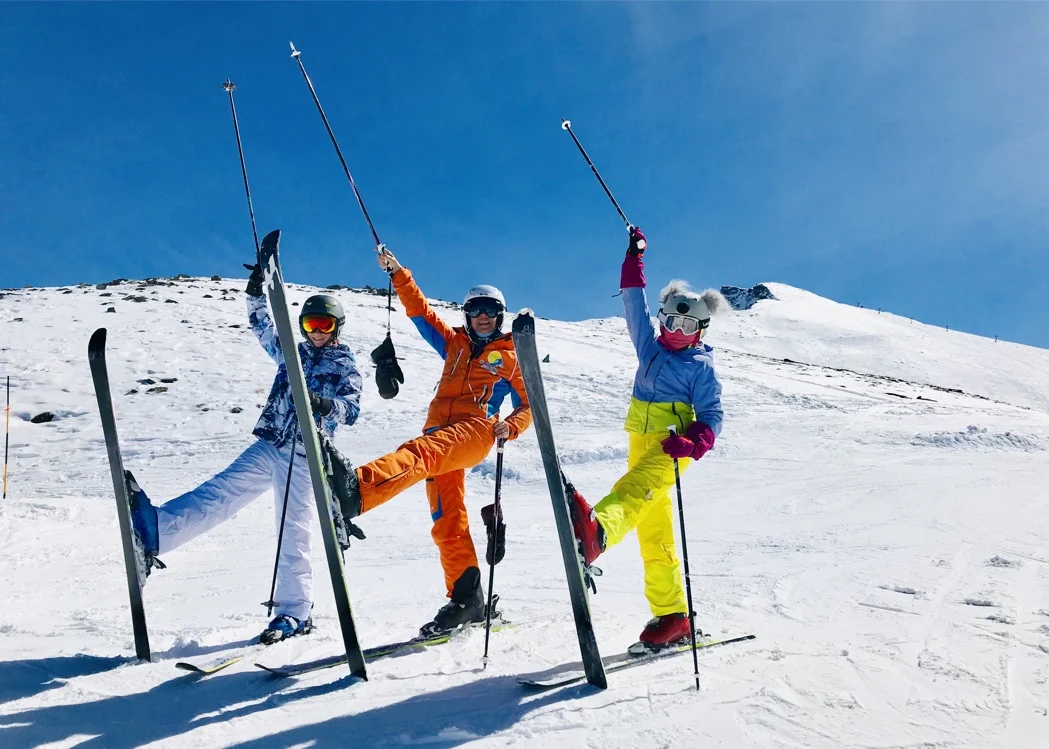Niños disfrutando de un curso de esquí en Sierra Nevada