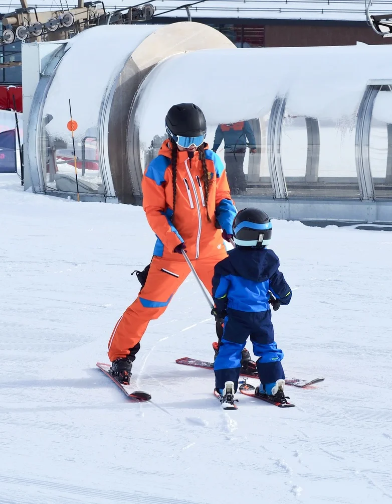 Profesor de Happy Ski enseñando a esquiar a un niño