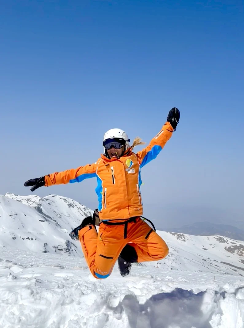 Profesora de Happy Ski saltando en la nieve